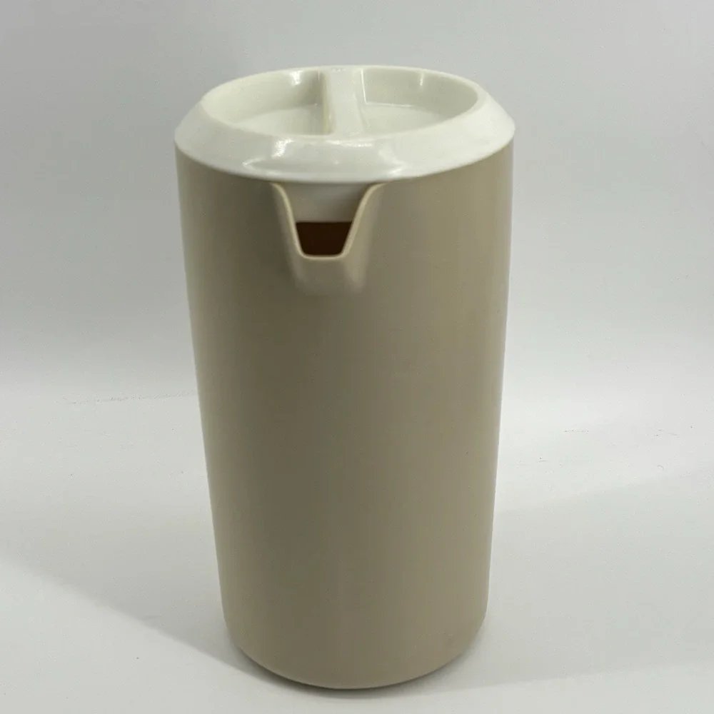 VINTAGE RUBBERMAID 2 1/4 QUART‎ ALMOND PITCHER W/WHITE LID #2445